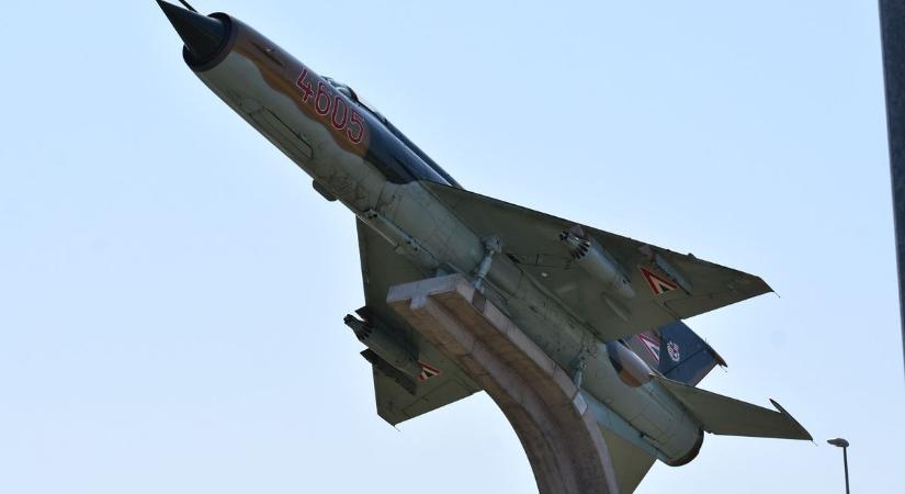 Megtisztítják a MiG21-es emlékművet