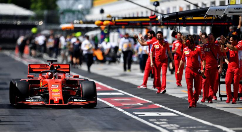 Centiken múlt, hogy a semmiből feltűnő Mercedes ne gázolja el a Ferrari kerékcseréjéhez igyekvő szerelőt