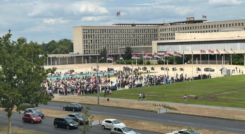 Szervezetten buszoztatják Belgrádba a Szerb Haladó Párt követőit