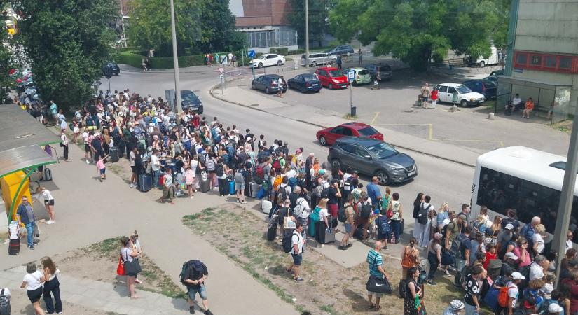 Megint leszakadt Tatánál a felsővezeték, összeomlott a győri fővonal