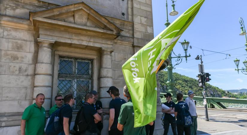 „Tényleg a Pride a legnagyobb probléma ma az országban?” – Kérdésekkel provokálta a szélsőjobbot a Blikk újságírója