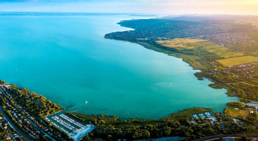 Jön a vízkorlátozás a Balatonnál: ebben a városban tilos locsolni, medencét feltölteni