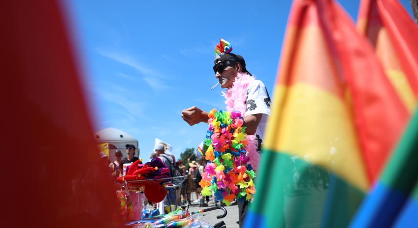 Már most hatalmas a tömeg a Városháza parknál – Elrajtolt a 30. Budapest Pride - Kövesse a Blikken élőben - fotók