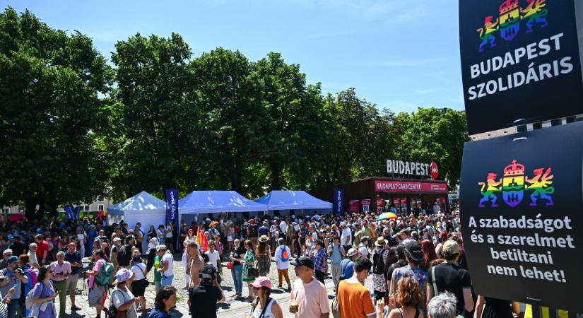 Pár tucat ember lézeng a Mi Hazánk ellentüntetésén