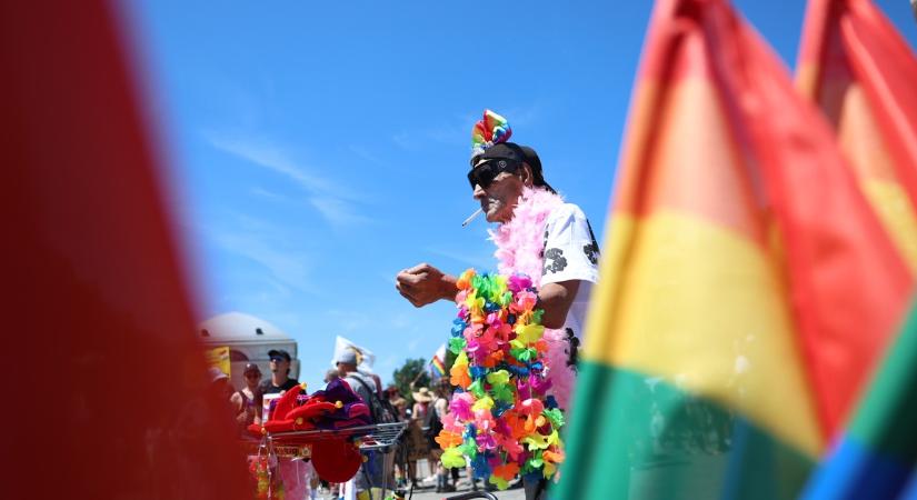 Már most hatalmas a tömeg a Városháza parknál – Elrajtolt a 30. Budapest Pride - Kövesse a Blikken élőben - képek