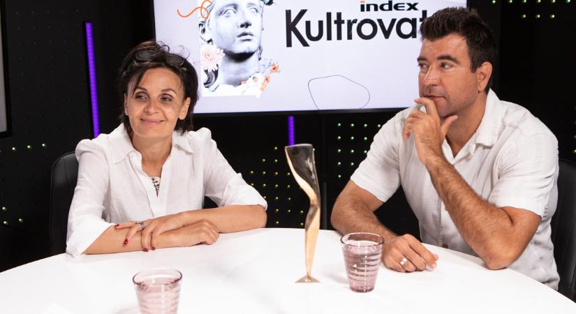 Az volt a legkevesebb, hogy az ajtórésen keresztül fotózták őket, ahogy szeretkeznek