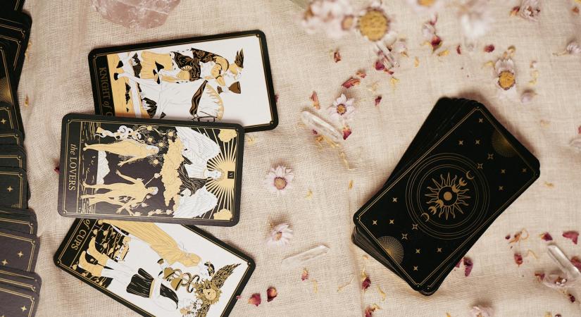 A Diadalszekér lapja: ezt üzeni július Tarot kártyája