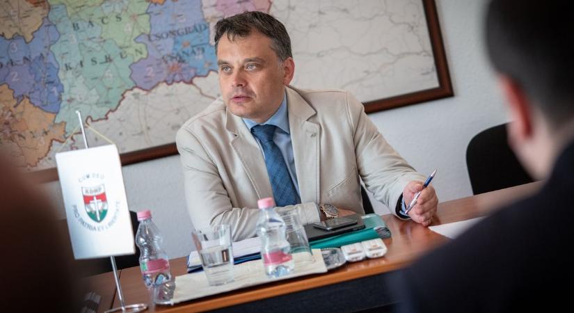 A fővárost nem leállítani kell, hanem működtetni – miniszterhelyettes a Mandinernek