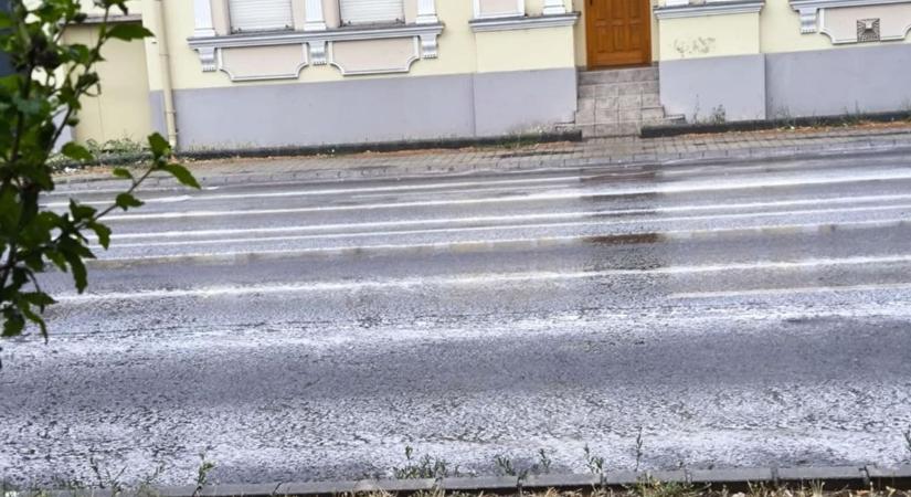 Furcsa anyag borította be a szolnoki utcákat, egymás után jelentették a feltűnését a város különböző pontjain
