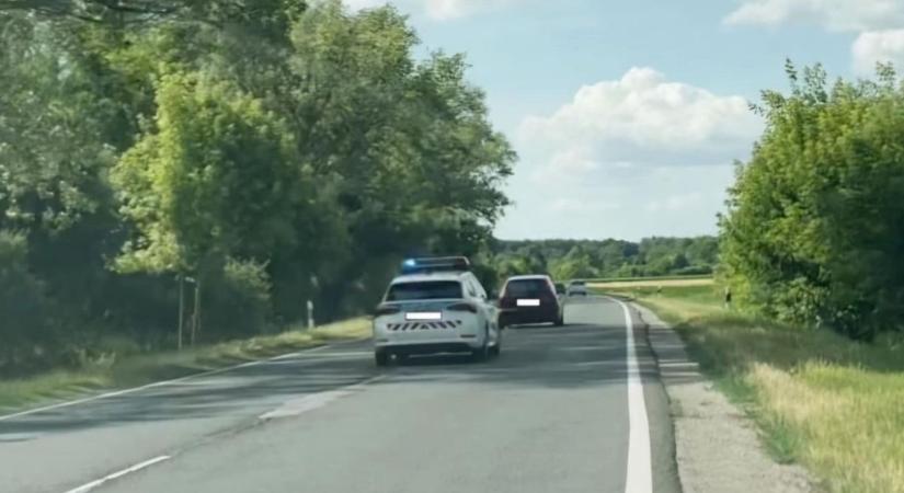 Filmbe illő jelenetet rögzített a fedélzeti kamera: őrült sebességgel menekült a rendőrök elől az ámokfutó