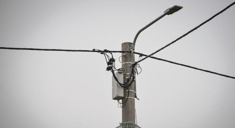 Bosszankodnak a lakók Domaszéken, áramszünet okoz fennakadást a településen