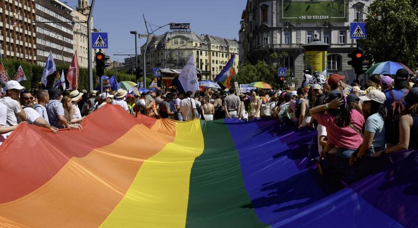 Az Erzsébet híd felé kerüli el a tömeg a szélsőjobbolddali ellentüntetőket a betiltott Budapest Pride-on