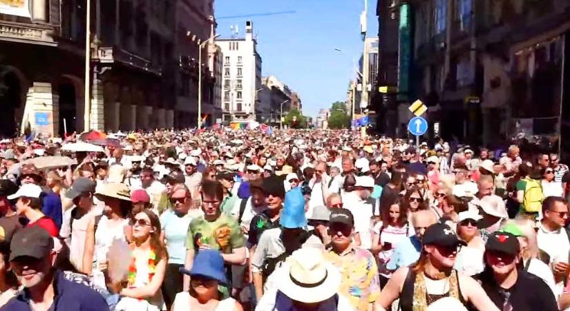 Budapest Pride: a rendőrség megakadályozta, hogy a demonstálók a Mi Hazánk által lezárt Szabadság híd felé vegye az irányt – élő közvetítés, cikkünk folyamatosan frissül