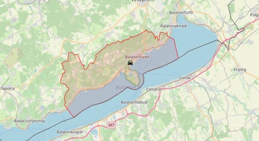 Durván összeütközött két autó Balatonfürednél, torlódásra kell számítani!