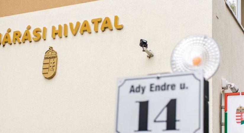 Júliustól emelkednek a fizetések köztisztviselőinek