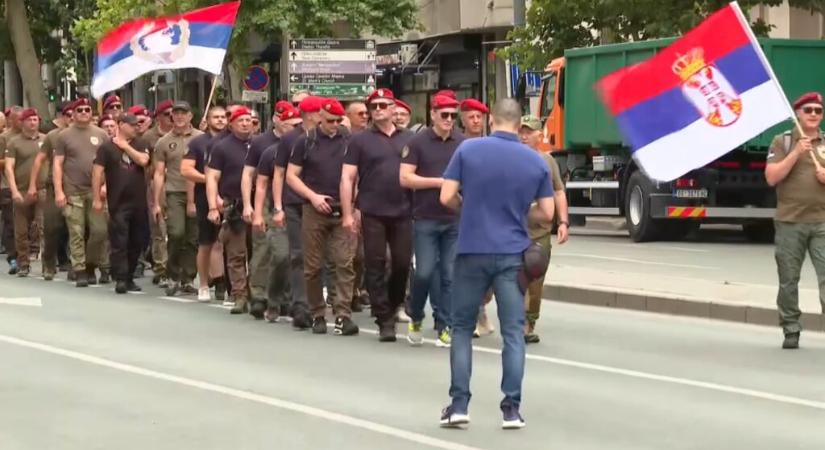 Veteránoknak öltöznek be a Nišből Belgrádba utaztatott ćacik