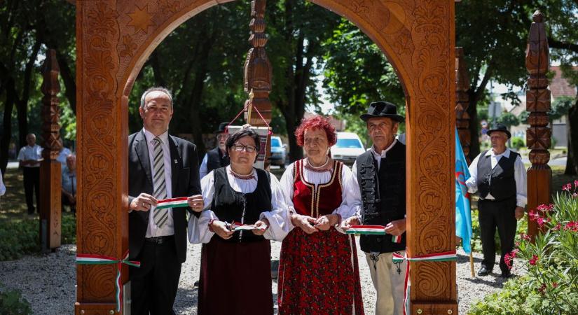 Csodás székelykapu áll a Bukovinai székelyek terén (képgalériával)