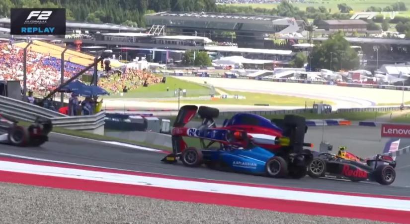 Hihetetlen szerencse: rázuhant a 775 kilós autó a pilóta kocsijának tetejére, de megúszta a balesetet Spielbergben