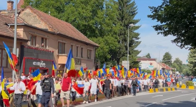 Hazafias rigmusokat skandálva vonultak Marosvásárhelyen az AUR szimpatizánsai