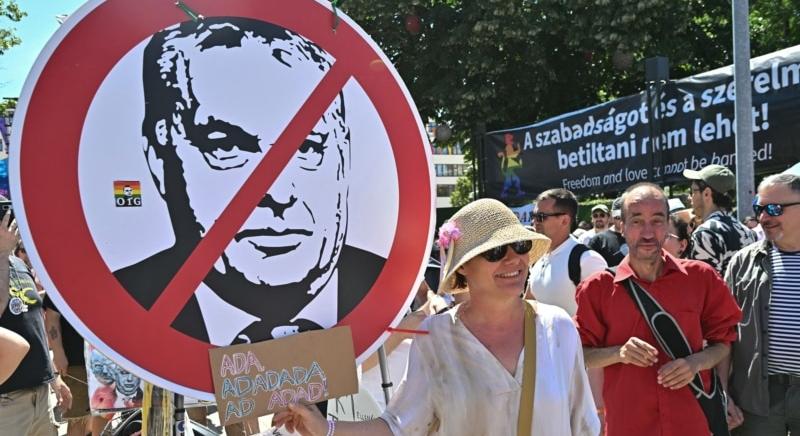 A Mi Hazánk lezárta a Szabadság hidat, emiatt a rendőrség elterelte a talán eddigi legnépesebb Pride menetét