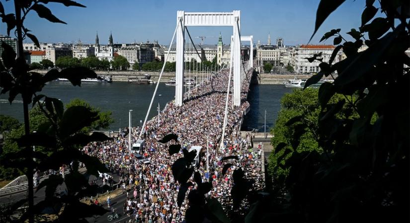 Miért lóg rózsaszín háromszög a Gellért-szobor alatt?