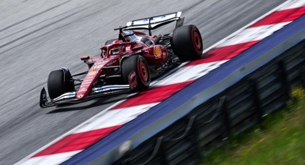 Mégis jók a Ferrari fejlesztései? Leclerc megizzasztaná a McLareneket
