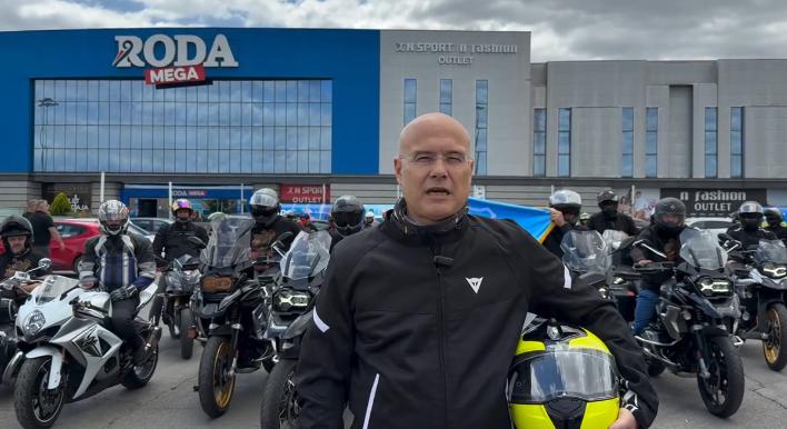 A bukott kormányfő motoron, az elítélt belügyi államtitkár terepjáróval érkezett Ćacilendbe