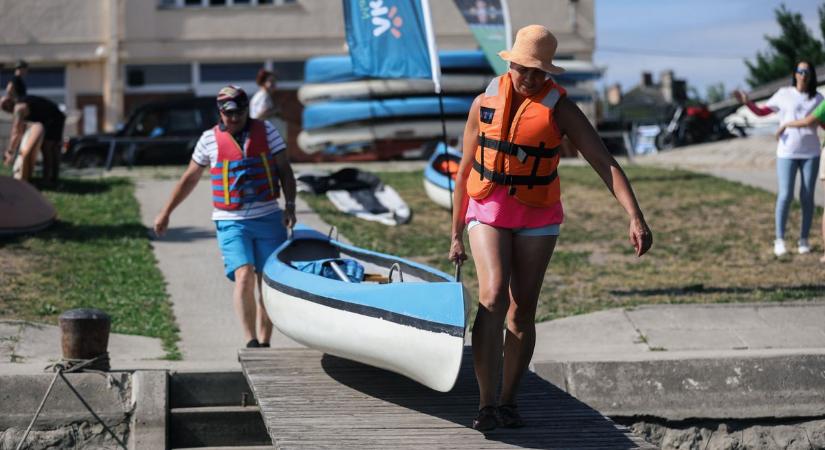 Minden evező egy irányban - A vízi sportokat népszerűsítették a Mosoni-Dunán - fotók, videó