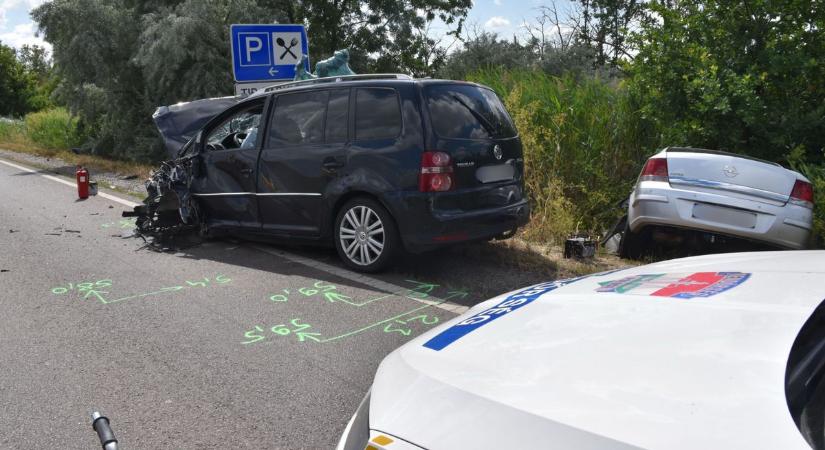 Törmelék borítja a 4-es utat az összeroncsolódott autók mellett – sokkoló képek a baleset helyszínéről