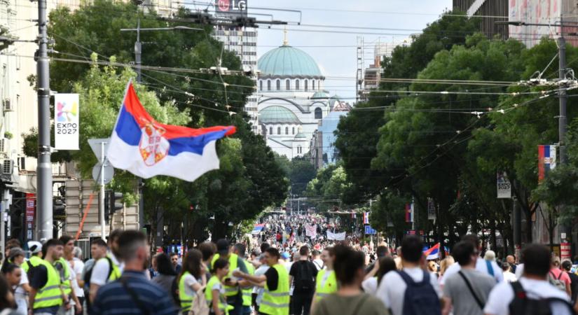 Özönlenek a tömegek a szerb fővárosba