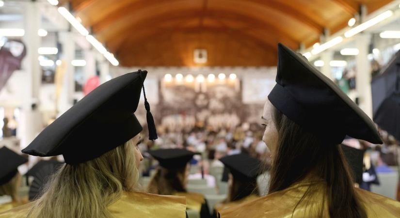 Diplomazápor a Miskolci Egyetemen! Több, mint másfél ezer végzős hallgató vehette át diplomáját