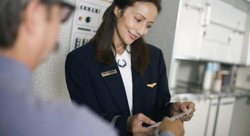 Ezért köszönj vissza a stewardessnek a repülőbe lépve: nem csak udvariasságból