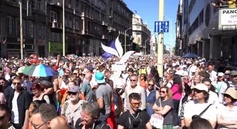 „Még sohasem voltam tüntetésen, de most muszáj itt lenni” – hatalmas tömeg vonult fel a Budapest Pride-on