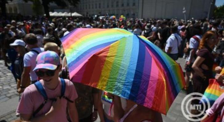Tömegesre duzzadt a homoszexuálisok menete