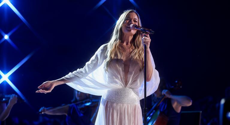 Koncert közben esett ki az énekesnő foga, de ő folytatta az előadást