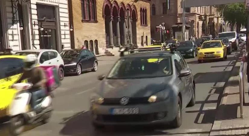 A felvonulás megbénította a főváros forgalmát  videó