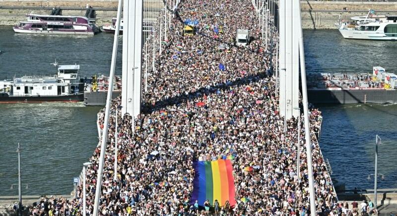 Hiába tiltotta be a Fidesz – vagy pont emiatt – magyar tüntetéseken ritkán látható tömeg ment ki a Pride-ra