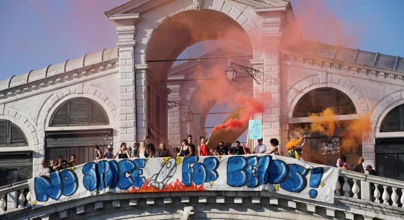 Pride-felvonulás, tüntetés Belgrádban, robotfocista hordágyon - Ezek voltak a nap képei szombaton
