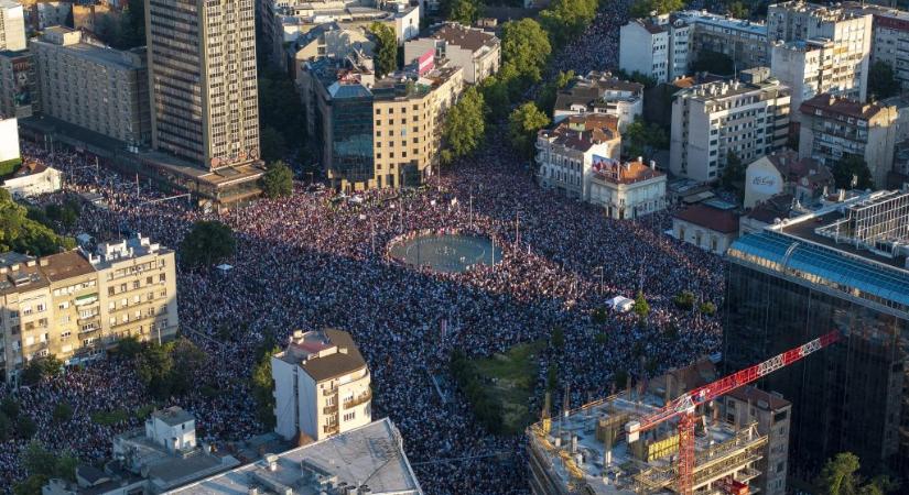 Újból tízezrek tüntettek Vucic hatalma ellen, a szerbiai parlament feloszlatását követelik