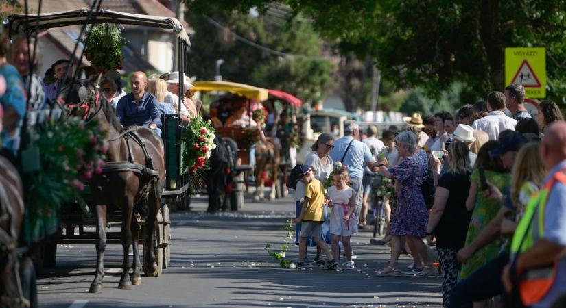 Rózsaünnep, zebracsikó és egy elhagyott iskola emlékei