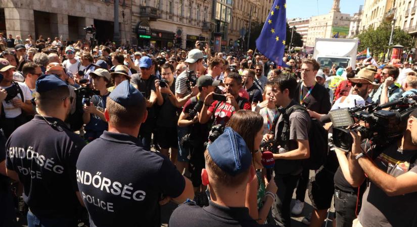 A rendőrség szerint nem volt egyszerű feladatuk a "tiltott vonulásos gyülekezéssel"