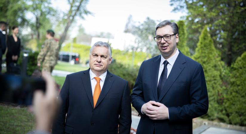 Több 10 ezres tömeg tüntetett az utcán Orbán Viktor szövetségese ellen – új választásokat követelnek Belgrádban