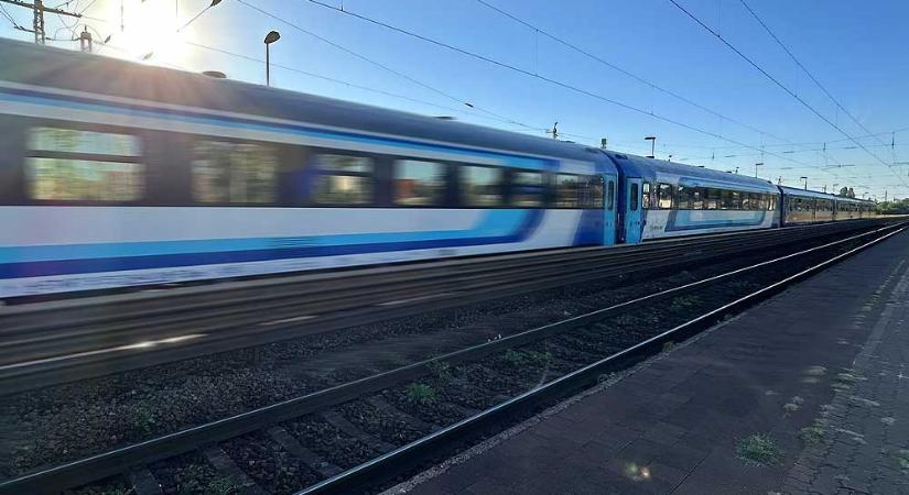 Leállt a vonatközlekedés vasárnap reggel a győri fővonal egyik szakaszán: 24 óra alatt ez már a 3. műszaki hiba ugyanezen a vasútvonalon