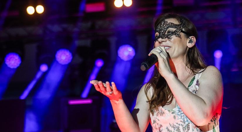 Rúzsa Magdi hangja betöltötte a tatai éjszakát