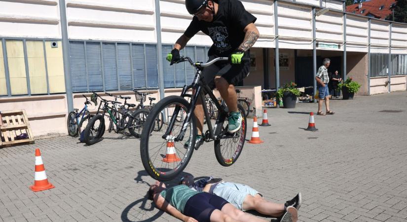 Meglepő volt az egy négyzetméterre jutó bicajosok száma ma a kaposvári nagypiacon