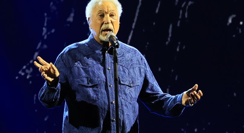 Nem véletlenül jár vissza Tom Jones Magyarországra – szokatlan dolog történt a szombati koncertjén