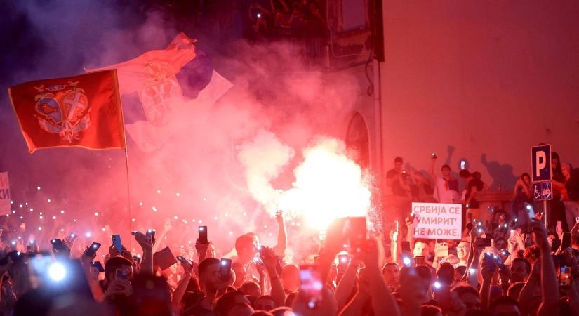 Kemény összecsapások Belgrádban - könnygázzal támadtak a szerb rohamrendőrök a tüntetőkre - fotók