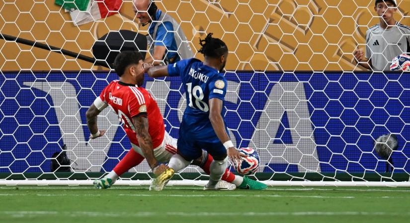 Továbbjutott a Chelsea a klubvébén, az edző Enzo Maresca mégis a bírónak esett