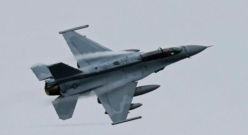 Minden eddiginél nagyobb orosz légitámadás érte Ukrajnát, megsemmisült egy F–16-os vadászgép, a pilóta életét vesztette
