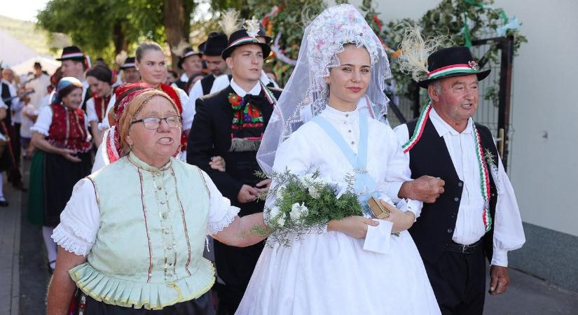 Nem csak egy pakli zöld nyolcas volt a menyasszony ára Gyöngyöspatán Fotók, videó